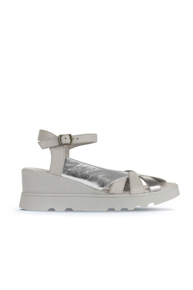 Gümüş Multi Parlak Deri Kadın Dolgu Topuklu Sandalet