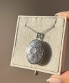 Desenli Kapak Fotoğraflı Oval Kolye