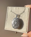 Desenli Kapak Fotoğraflı Oval Kolye