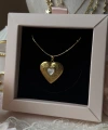 Beyaz Taş Detaylı ve Çift Fotoğraflı İşlemeli Kapaklı Kalp Kolye | (2,1 cm)