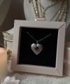 Kırmızı Taş Detaylı ve Çift Fotoğraflı İşlemeli Kapaklı Kalp Kolye | (2,1 cm)