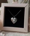 Beyaz Taş Detaylı ve Çift Fotoğraflı İşlemeli Kapaklı Kalp Kolye | (2,1 cm)