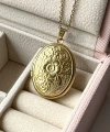 Desenli Oval Fotoğraflı Kapaklı Kolye