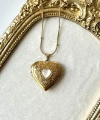 Beyaz Taş Detaylı ve Çift Fotoğraflı İşlemeli Kapaklı Kalp Kolye | (2,1 cm)