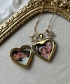 Beyaz Taş Detaylı ve Çift Fotoğraflı İşlemeli Kapaklı Kalp Kolye | (2,1 cm)