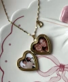 Çiçek Desenli ve Harfli Kapaklı Çift Fotoğraflı Kalp Kolye(2,1 cm)