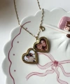 Çiçek Desenli ve Harfli Kapaklı Çift Fotoğraflı Kalp Kolye(2,1 cm)