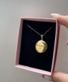 Ön Kapak Yazılı Çift Fotoğraflı Yuvarlak Kapaklı Altın Kolye (1,5 cm)