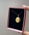 Ön Kapak Yazılı Çift Fotoğraflı Yuvarlak Kapaklı Altın Kolye (1,5 cm)