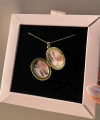 Desenli Kapak Fotoğraflı Oval Kolye (2,3 cm)