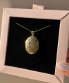 Desenli Kapak Fotoğraflı Oval Kolye (2,3 cm)