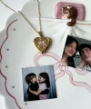 Fiyonk Detaylı ve Çift Fotoğraflı İşlemeli Kapaklı Kalp Kolye | (2,1 cm)