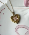 Fiyonk Detaylı ve Çift Fotoğraflı İşlemeli Kapaklı Kalp Kolye | (2,1 cm)