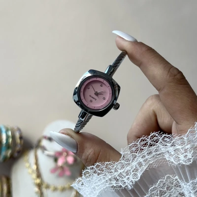 Pembe Kare Ekran Kelepçe Saat