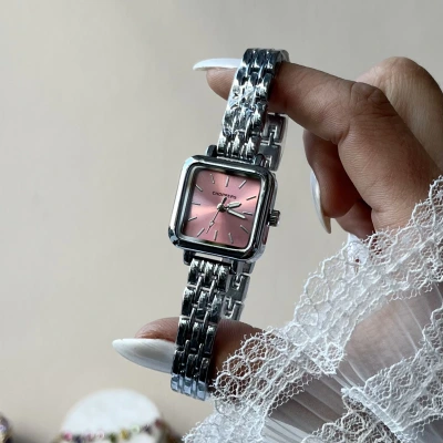 Pembe Kare Ekran Saat