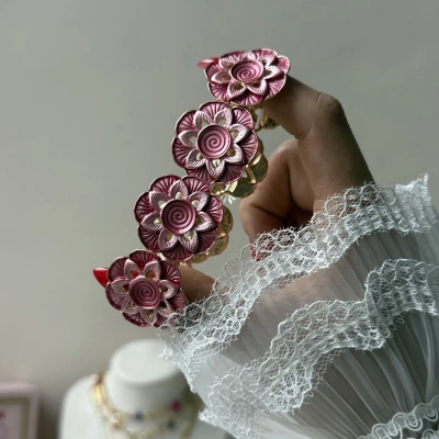 Pembe Çiçek Motifli Kelepçe Bileklik