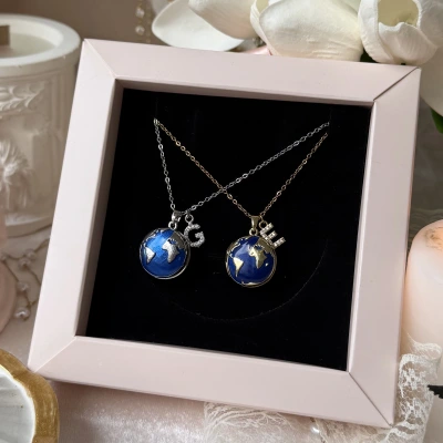 Harfli Dünya Desenli Fotoğraflı Kolye