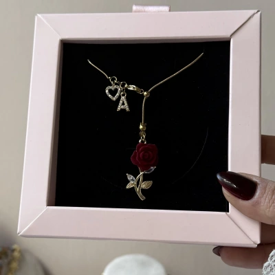 Harfli Asansörlü Kadife Çiçek Kolye