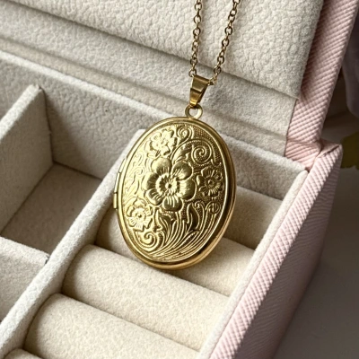 Desenli Oval Fotoğraflı Kapaklı Kolye