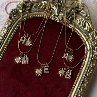 Güneşli Charmlı Harf Kolye