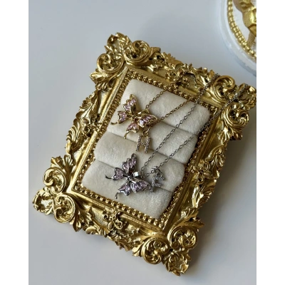 Harf Charmlı Buz Pembesi Kelebek Kolye