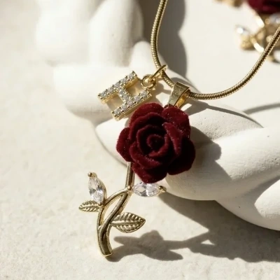 Harfli Kadife Gül Kolye