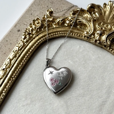 Kuzey Yıldız ve Çiçek Desenli Fotoğraflı Kalp Kolye  (1.7 cm )