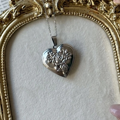 Gül Desenli Fotoğraflı ve Yazılı Fotoğraflı Kolye (2,1 cm)
