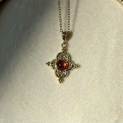 Astra Amber Kolye