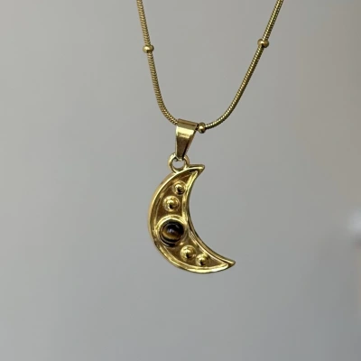 Kehribar Taşlı Hilal Kolye