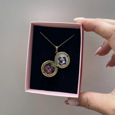 Ön Kapak Yazılı Çift Fotoğraflı Yuvarlak Kapaklı Altın Kolye (1,5 cm)