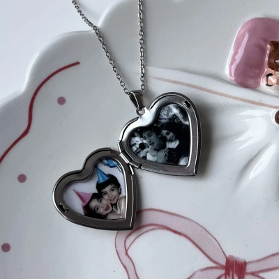 Kalp Desenli Kapaklı Çift Fotoğraflı Kolye (2,1 cm)