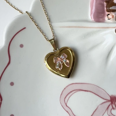 Fiyonk Detaylı ve Çift Fotoğraflı İşlemeli Kapaklı Kalp Kolye | (2,1 cm)