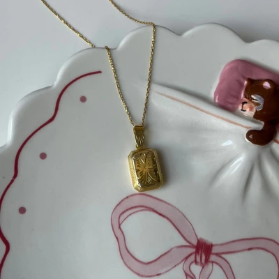 Fotoğraflı Diktörtgen Desenli Kapaklı Gümüş Kolye