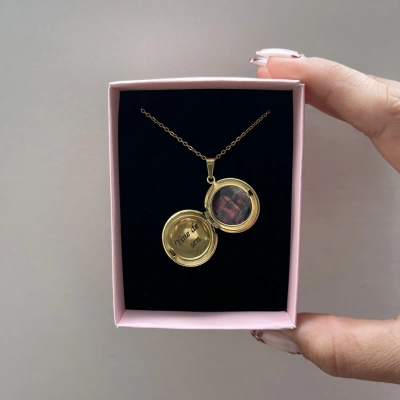 Fotoğraflı ve Yazılı Yuvarlak Altın Kapaklı Kolye ( 1,5 cm )