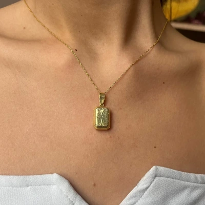 Harfli Dikdörtgen Desenli Kapaklı Gümüş Kolye