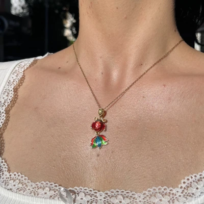 Lotus Çiçekli Kırmızı Balık Kolye