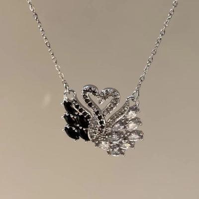 Siyah ve Beyaz Swarovski Kuğu Kolye I Çelik