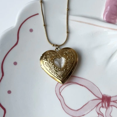 Beyaz Taş Detaylı ve Çift Fotoğraflı İşlemeli Kapaklı Kalp Kolye | (2,1 cm)