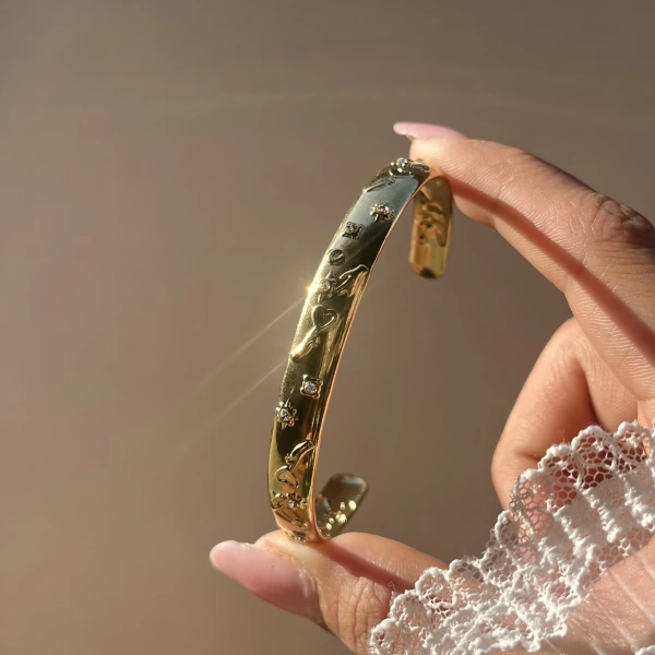 Kalp ve El Detaylı Vintage Kelepçe Bileklik I Çelik