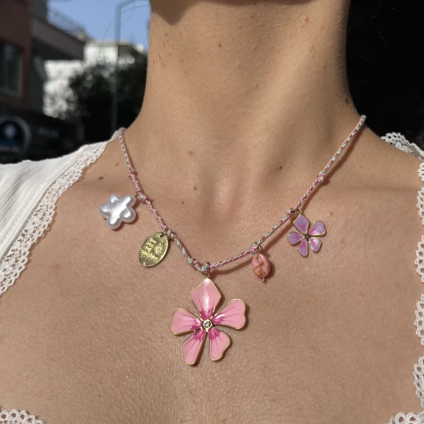 Stella Çiçekli Çok Charmlı Kolye