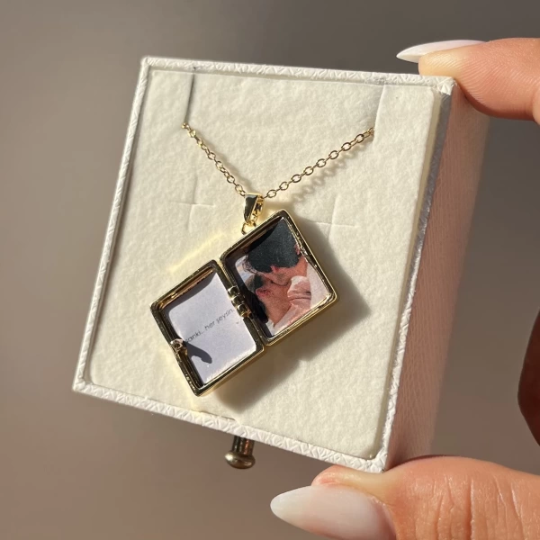 Çİft Fotoğraflı Mor Mineli Kitap Kapaklı Kolye