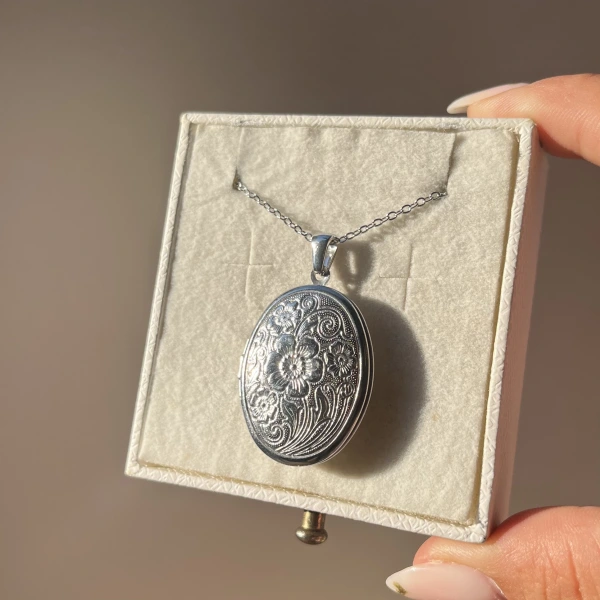 Desenli Kapak Fotoğraflı Oval Kolye
