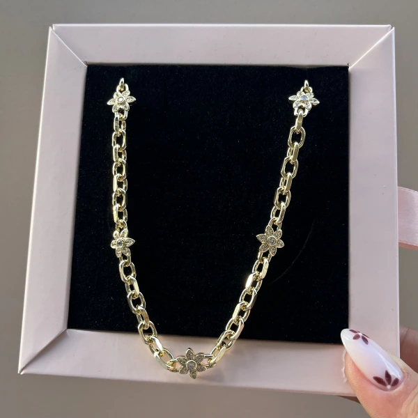 Çiçek Motifli Choker Kolye
