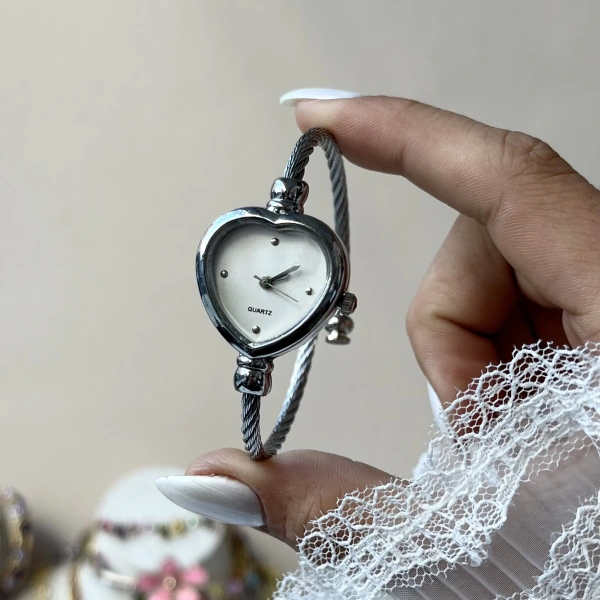 Beyaz Kalp Ekran Kelepçe Saat