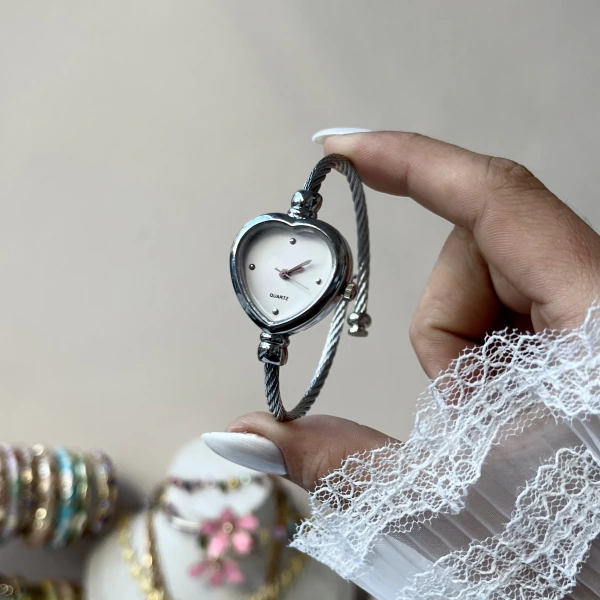 Beyaz Kalp Ekran Kelepçe Saat