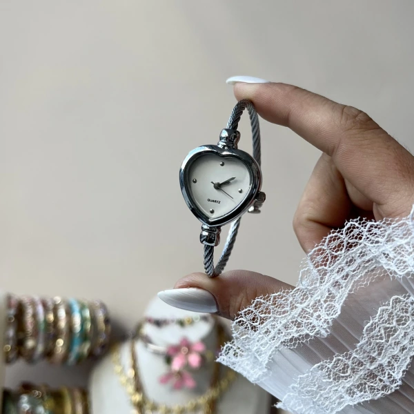 Beyaz Kalp Ekran Kelepçe Saat