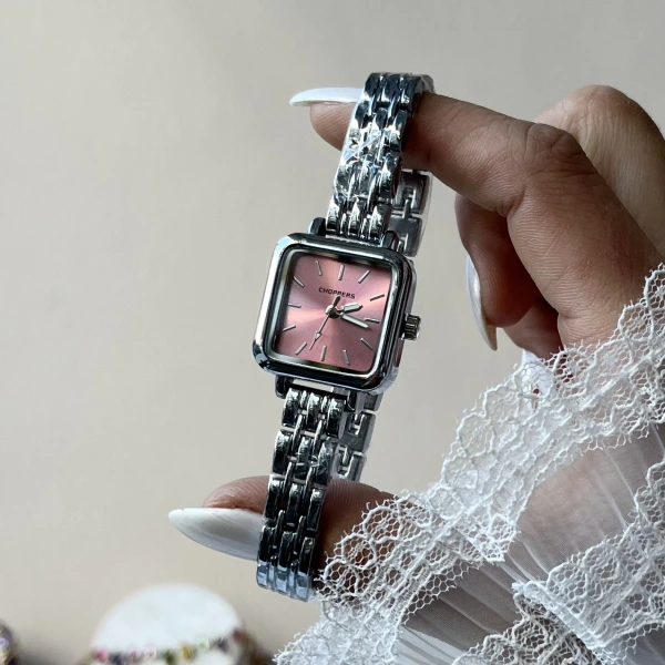 Pembe Kare Ekran Saat