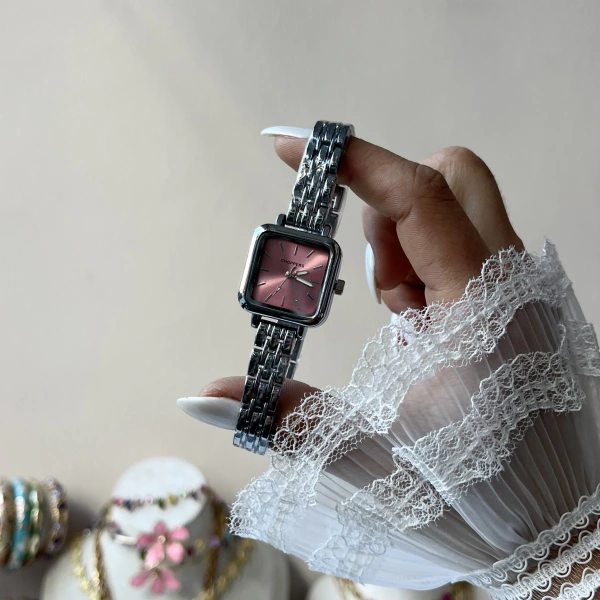 Pembe Kare Ekran Saat