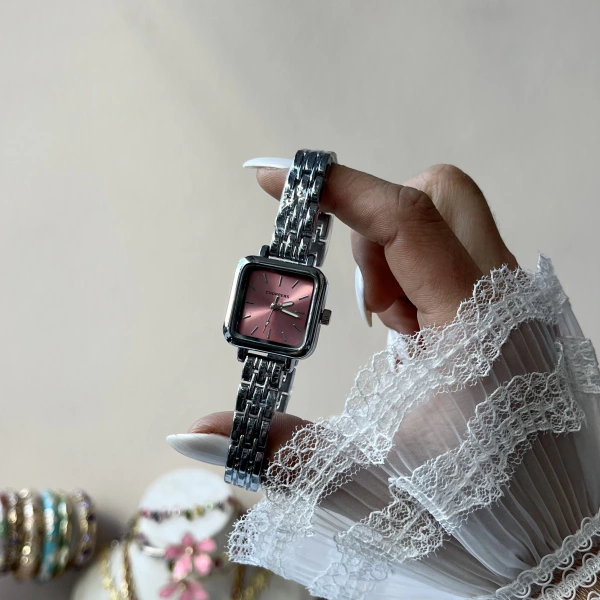 Pembe Kare Ekran Saat